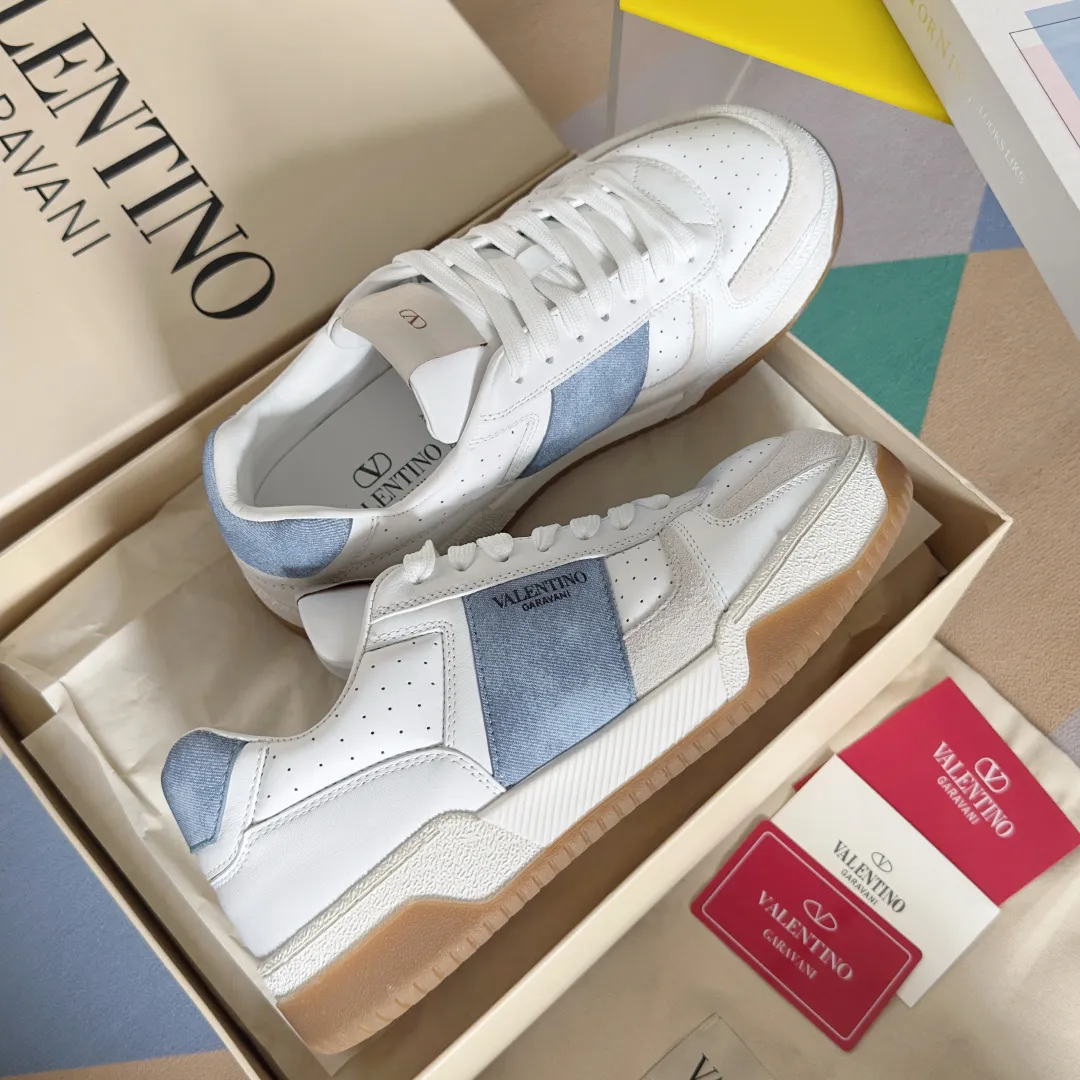 [Valentino] P: 800💰 Couple model, size: ▪️Size: Women's model 35-40 / Men's model 39-44 (45 customized) Valentino Valentino Couple model Joie de Jouer series Velcro Thick sole Bread shoes Couple model Casual sports shoes White shoes Original purchase and development Production Joie de Jouer series The style is simple but not out of style. The pure white base is paired with fresh green and soft beige, and the unique Velcro design highlights your personality. Every detail tells the fashion and quality. Wear it, take a confident step, and start the fashion journey. Exquisite packaging at the delivery counter🛍📦 ▪️Fabrics: Original custom imported first-layer cowhide ▪️Inner lining: Original custom-made soft sheepskin lining ▪️Outsole: Original open-molded anti-slip TPU material ▪️Sole thickness: 3.5CM
